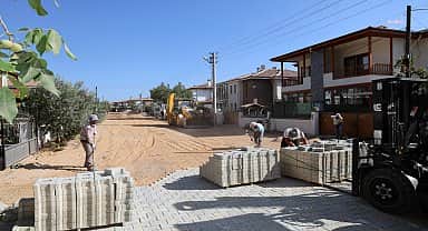 Menteşe Belediyesi Düğerek Mahallesi'ndeki yollara parke kaplama çalışmalarına başladı