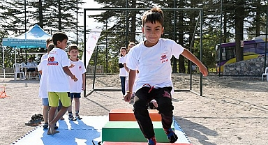 Mersin Büyükşehir Belediyesi Antrenörleri, köy köy gezerek çocukları spora yönlendiriyor