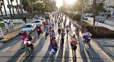 Mersin'de süslü kadınlar, bu yıl da farkındalık için pedal çevirdi
