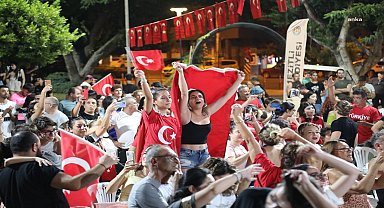 Mezitlililer, Atatürk'ün kızlarını dev ekranda izledi