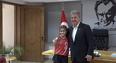 Minik şampiyondan Bornova Belediye Başkanı İduğ'a ziyaret