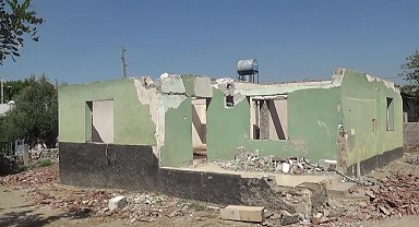 Osmaniyeli 86 yaşındaki depremzede: "Cereyansız karanlıkta oturuyoruz. Şu direğin ışığıyla yemek yiyoruz"