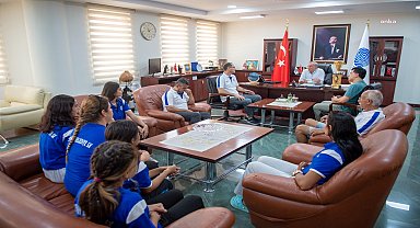 Şampiyon kadın atletlerden Seyhan Belediye Başkanı Akay'a teşekkür ziyareti
