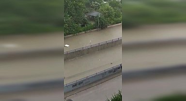 Samsun'da etkili olan sağanak yağış birçok ev ve işyerini sular altında bıraktı