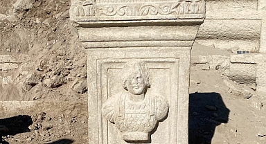 Savatra Antik Kenti'ndeki kazılarda asker kabartmalı sunak çıkarıldı