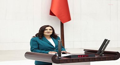 Sevda Erdan Kılıç, Bornova Anadolu Lisesi'nde öğrencilere verilen kahvaltının görüntülerini paylaştı: "Çocuklar bilgide yarışacağına açlıkta yarışıyor"