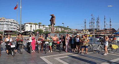 Süslü kadınlar Marmaris'te pedal çevirdi