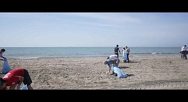 Tarsus Belediyesi sporcuları ve gönüllü personeli Dünya Temizlik Günü'nde plaj temizliği yaptı