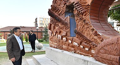 Tepebaşı'nda sanatçılardan Cumhuriyet'in 100. yılına özel anıt