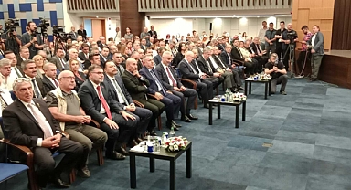 Ticaret Bakanı Bolat'ın İzmir'de katıldığı 'iş dünyası' toplantısında protokol krizi yaşandı