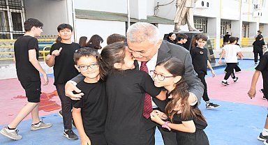 Torbalı Belediye Başkanı Tekin, okulun ilk günü öğrencileri yalnız bırakmadı