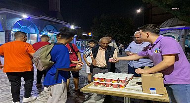 Turgutlu Belediyesi'nden Mevlid Kandili'nde dondurma ikramı