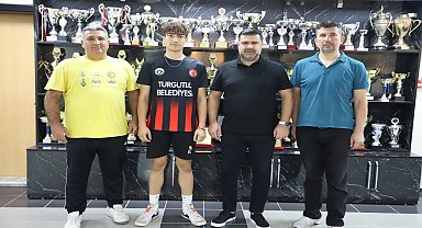 Turgutlu Belediyespor erkek voleybol takımı oyuncusu 1. lig'e transfer oldu