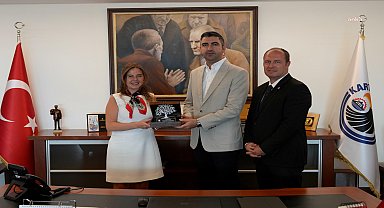Türk Eğitim Vakfı, "Okutan Kartal" uygulamasına verdiği destekten dolayı Kartal Belediyesi'ne plaket takdim etti