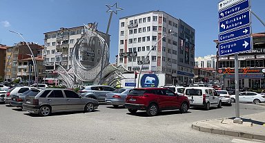 Yozgat'ta şehir merkezinden geçen ve yoğun trafiği taşımayan kara yolunda kazalar can yakıyor