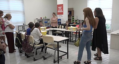 Yurt dışından gelen öğrenci ve öğretmenler Yenişehir Belediyesi Akademi'yi gezdi