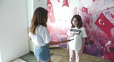 Yurttaşlar İzmir'de yapay zekâ sayesinde Atatürk ile fotoğraf çekildi
