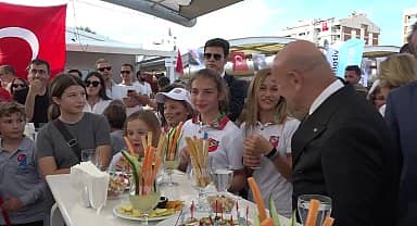 100'üncü yıl optimist yelken yarışlarının şampiyonlarına ödülü Tunç Soyer verdi