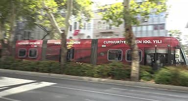100'üncü yıla özel tramvaylar İzmir sokaklarında
