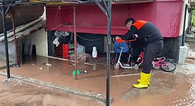 Aksaray'da yağışın etkisiyle istinat duvarı çöktü, 4 yaşındaki çocuk mahsur kaldı 