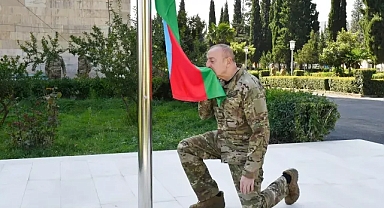 Aliyev, Azerbaycan bayrağını göndere çekti