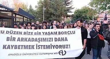 Anadolu Üniversitesi öğrencileri intihar eden arkadaşları için yürüdü: "bu düzen hepimize insanca bir yaşam borçlu. Bir arkadaşımızı daha kaybetmek istemiyoruz"