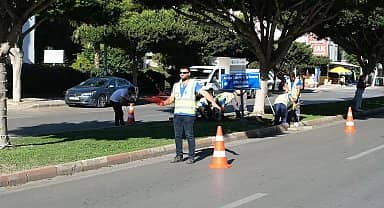 Antalya Büyükşehir Belediyesi ekipleri yağmur suyu hatlarını temizlemeye devam ediyor