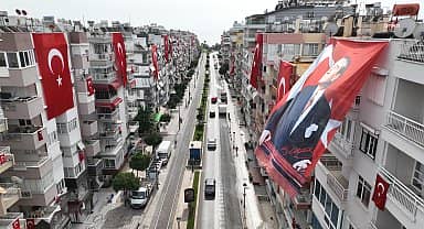 Antalya caddeleri kırmızı beyaza büründü