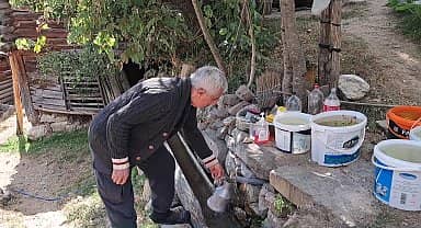Artvin' de boşaltılan bağlık mahallesine 38 yıl sonra, emekli olduktan geri dönen Cafer Balcı tek başına yaşamaya çalışıyor