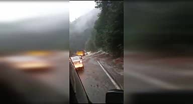 Artvin'de sağanak yağış: Dereler taştı, köy yolları kapandı