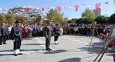 Ataşehir'de Cumhuriyetin 100. Yılı kutlamaları resmi törenlerle başladı