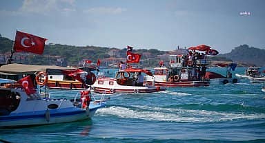 Ayvalıklılar, Cumhuriyetin 100. Yıl dönümünde coşkuyla yürüdü