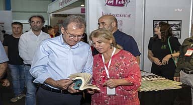 Başkan Seçer, 8'inci CNR Mersin Kitap Fuarı'nı ziyaret etti