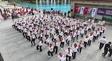 Başkentte Cumhuriyet'in 100. Yılında 100 kadından zeybek gösterisi