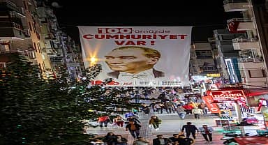 Bayraklı 100'üncü yıla hazır: Her yer bayraklarla süslendi