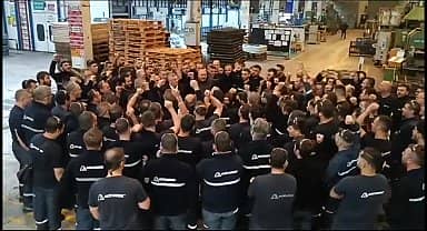 Bilecik'te Birleşik Metal İş Sendikası'na üye işçiler avans ödemesinde anlaşma sağlanamaması üzerine iş bıraktı