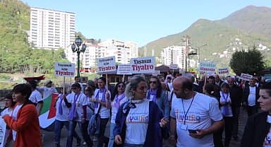Borçka Belediyesi'nin düzenlediği 2. Tiyatro Festivali, festival yürüyüşüyle bugün başladı