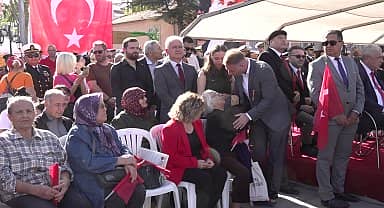 Çanakkale'de düzenlenen Cumhuriyet Bayramı töreninde protokolde yer verilmeyen CHP'li İsmet Güneşhan, kutlamaları ayakta izledi