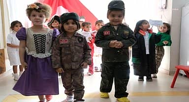 Çukurovalı miniklerden muhteşem Cumhuriyet defilesi