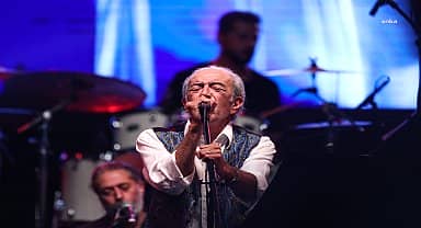 Edip Akbayram'dan Demre'de unutulmaz cumhuriyet konseri 
