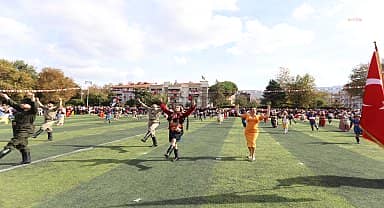 Efes Selçuk Belediye Başkanı Filiz Ceritoğlu Sengel, cumhuriyet için 100 efeyle birlikte zeybeğe durdu
