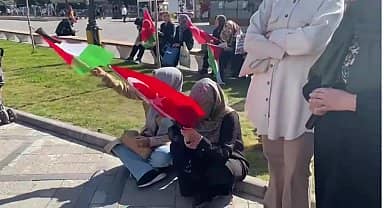 Elazığlı kadınlar İsrail'in Filistin'e yönelik saldırılarını oturma eylemiyle protesto etti