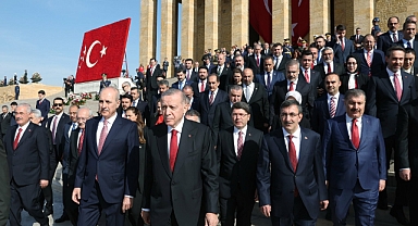 Erdoğan, Anıtkabir Özel Defteri’ne yazdı: “Cumhuriyet hiç olmadığı kadar güvendedir”