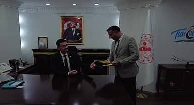Eski Tunceli Valisinin, cumhuriyetin 100 yılı için 21 yıl önce yazdığı özel mektup yeni valiye teslim edildi