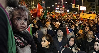 Filistin destekçileri, İsrail’in bombalı saldırısını İsrail Büyükelçiliği önünde protesto etti