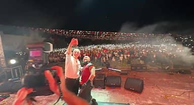 Gaziemirliler Cumhuriyet'in 100. yılını Hayko Cepkin konseri ile kutladı