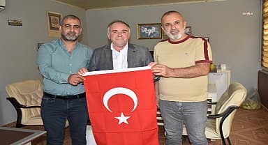Germencik Belediye Başkanı Öndeş, Türk Bayrağı dağıttı