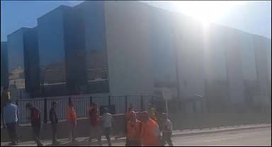 Hasta kabulüne başlayan İzmir Bayraklı Şehir Hastanesi'nde haklarını alamayan inşaat işçileri hastanenin çatısına çıkarak eylem başlattı