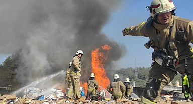 İstanbul’da kâğıt deposunda yangın çıktı