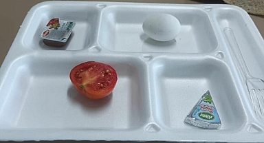 İzmir'de en lüks yurt sınıfındaki Karabağlar Erkek Öğrenci Yurdu'nda kalan öğrenciler, yaşadıkları sıkıntılar nedeniyle yurt yönetimini protesto etti